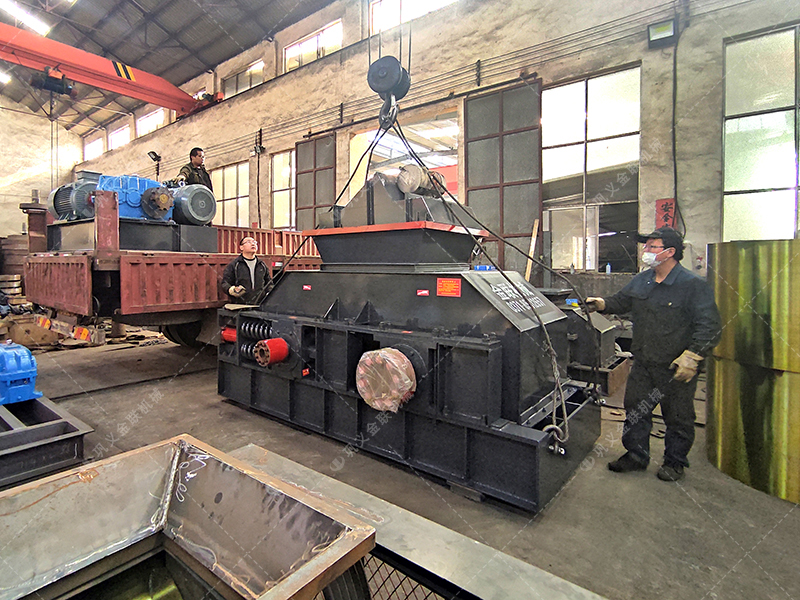 2PG1208大型對輥破碎機設備發(fā)往內蒙古 