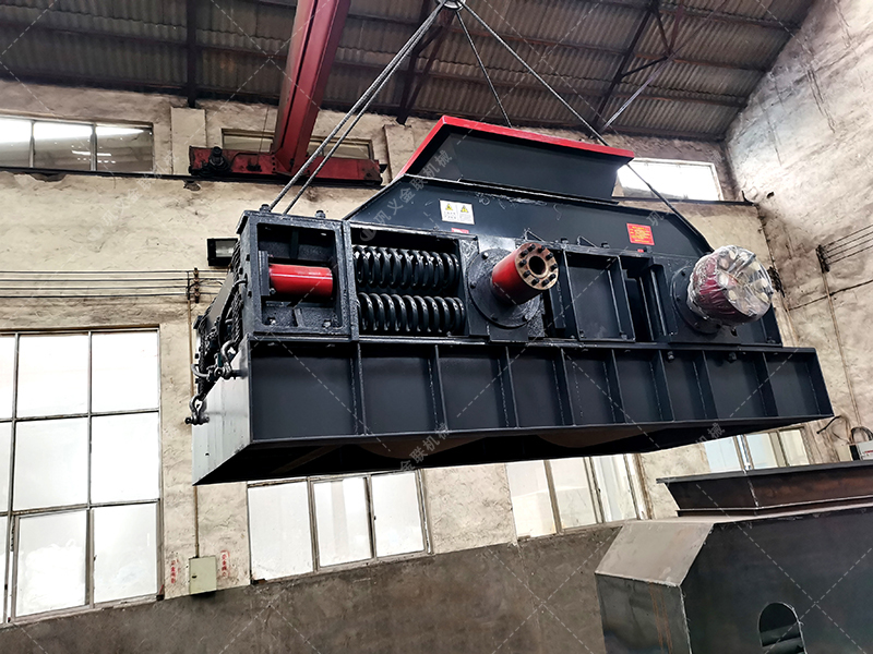 大型半自動(dòng)液壓對(duì)輥破碎機(jī)發(fā)貨 破碎瓜米石 大型半自動(dòng)液壓對(duì)輥破碎機(jī)發(fā)貨 破碎瓜米石