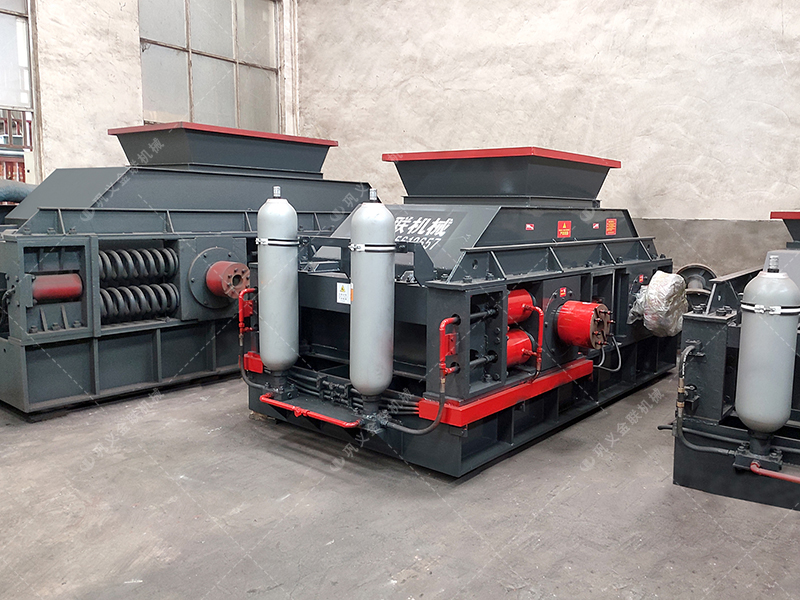 1200x800型液壓對輥制砂機(jī)發(fā)往烏魯木齊 鵝卵石制砂 1200x800型液壓對輥制砂機(jī)發(fā)往烏魯木齊 鵝卵石制砂