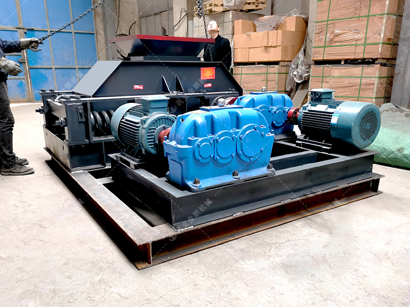 中型半自動(dòng)液壓對(duì)輥破碎機(jī)設(shè)備發(fā)貨 發(fā)往河南 中型半自動(dòng)液壓對(duì)輥破碎機(jī)設(shè)備發(fā)貨 發(fā)往河南