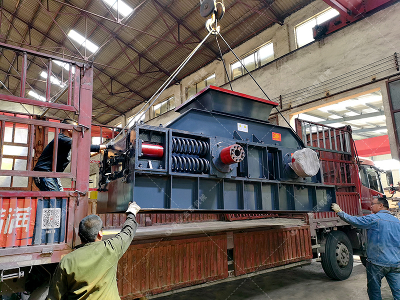 1000x700型直連式液壓對輥制砂機(jī)發(fā)貨圖片 1000x700型直連式液壓對輥制砂機(jī)發(fā)貨圖片