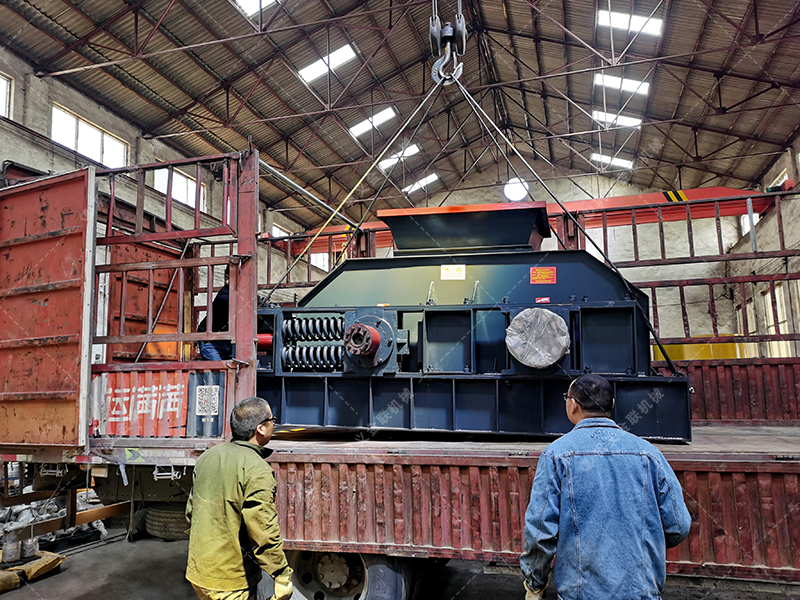 1000x700型直連式液壓對輥制砂機(jī)發(fā)貨圖片 1000x700型直連式液壓對輥制砂機(jī)發(fā)貨圖片