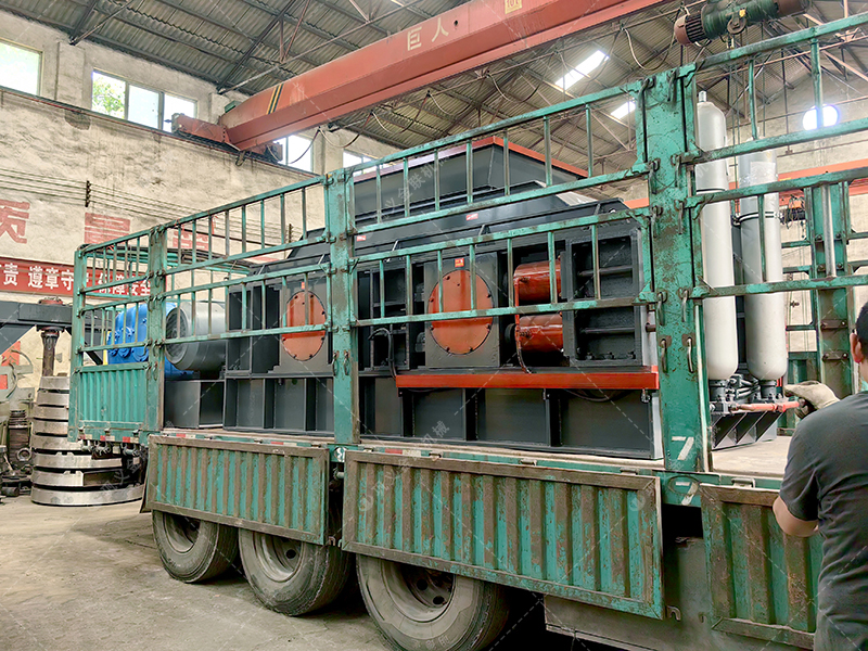 第二臺2PG1500x1000大型液壓對輥破碎機(jī)發(fā)貨 發(fā)往廣東