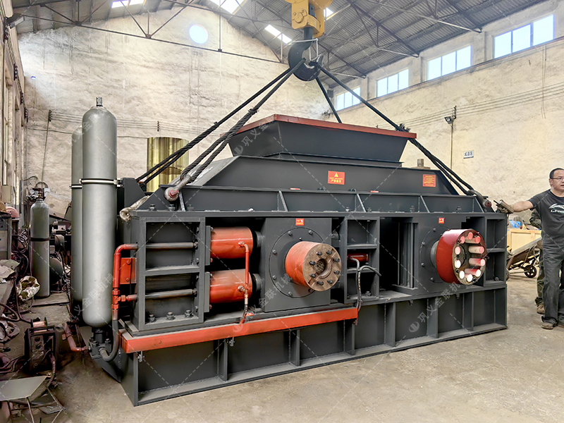 第二臺2PG1500x1000大型液壓對輥破碎機(jī)發(fā)貨 發(fā)往廣東