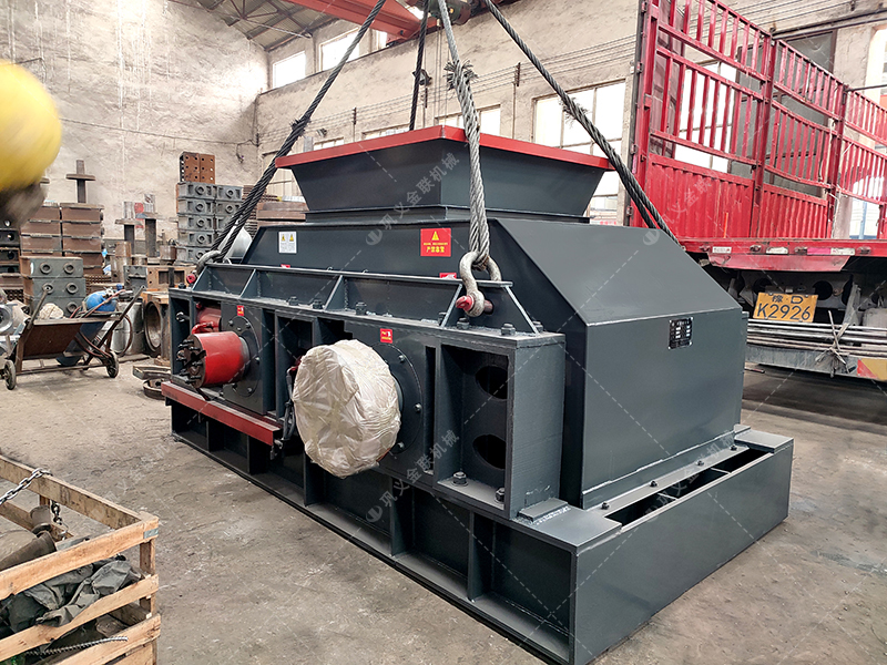 半自動2PG1200x800型液壓對輥破碎機(jī)發(fā)往四川 半自動2PG1200x800型液壓對輥破碎機(jī)發(fā)往四川