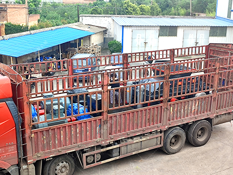 半自動2PG1200x800型液壓對輥破碎機(jī)發(fā)往四川