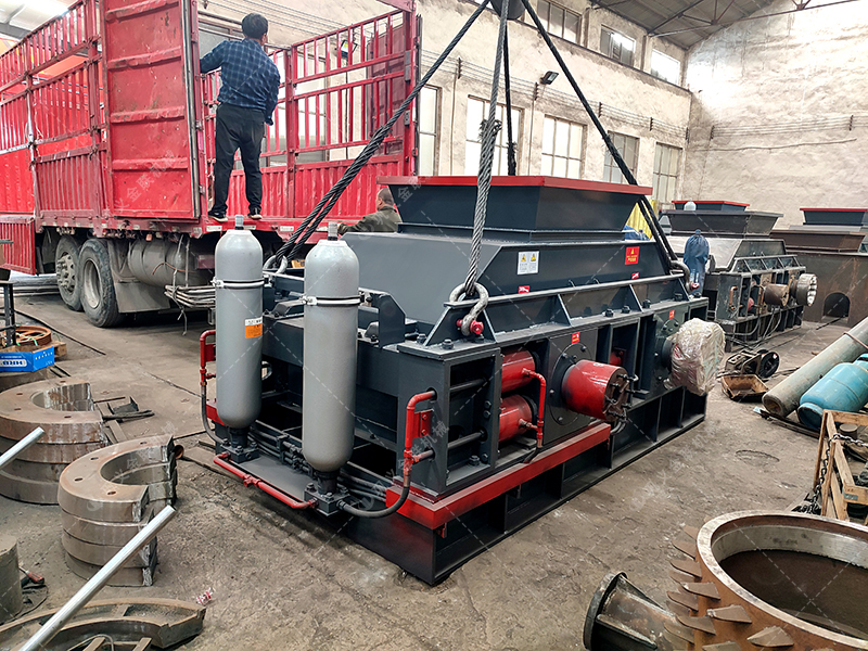 半自動2PG1200x800型液壓對輥破碎機(jī)發(fā)往四川 半自動2PG1200x800型液壓對輥破碎機(jī)發(fā)往四川