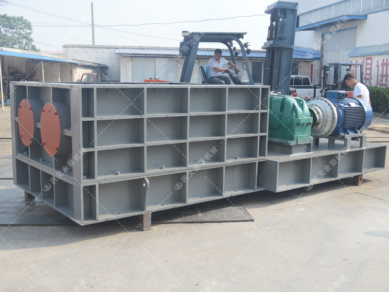 大型強(qiáng)力分級雙齒輥破碎機(jī)發(fā)往山東破碎煤矸石