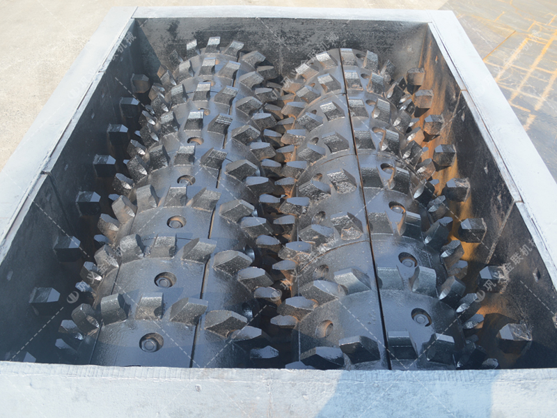 大型強(qiáng)力分級雙齒輥破碎機(jī)發(fā)往山東破碎煤矸石