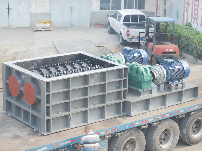 大型強(qiáng)力分級雙齒輥破碎機(jī)發(fā)往山東破碎煤矸石