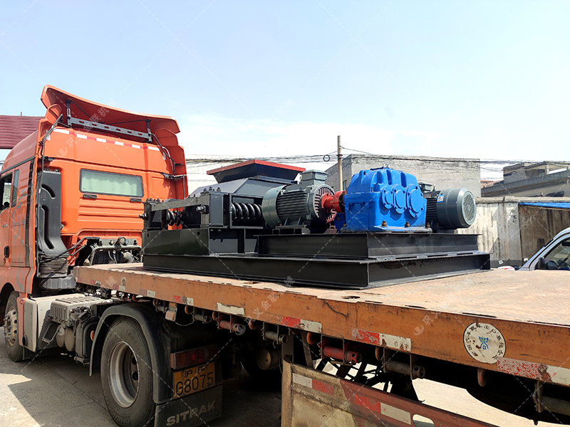 2PG500X750對輥破碎機(jī)發(fā)貨圖片_發(fā)往廣東佛山_破碎石英砂 2PG500X750對輥破碎機(jī)發(fā)貨圖片_發(fā)往廣東佛山_破碎石英砂