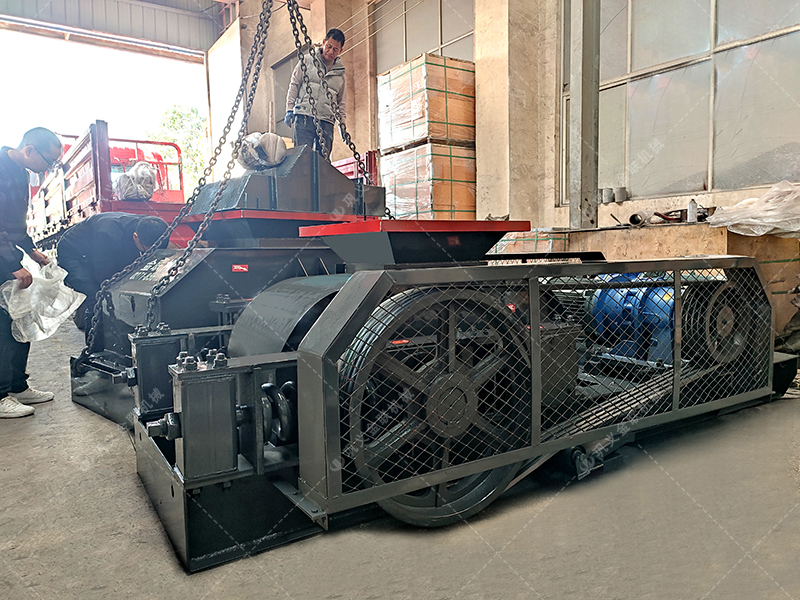 兩臺(tái)小型對(duì)輥破碎機(jī)發(fā)貨圖片_發(fā)往廣東廣西_破碎石英砂 兩臺(tái)小型對(duì)輥破碎機(jī)發(fā)貨圖片_發(fā)往廣東廣西_破碎石英砂