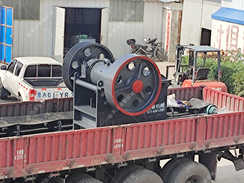 小型對輥機和顎破機發(fā)貨圖片_發(fā)往山東招遠_破碎青石 小型對輥機和顎破機發(fā)貨圖片_發(fā)往山東招遠_破碎青石