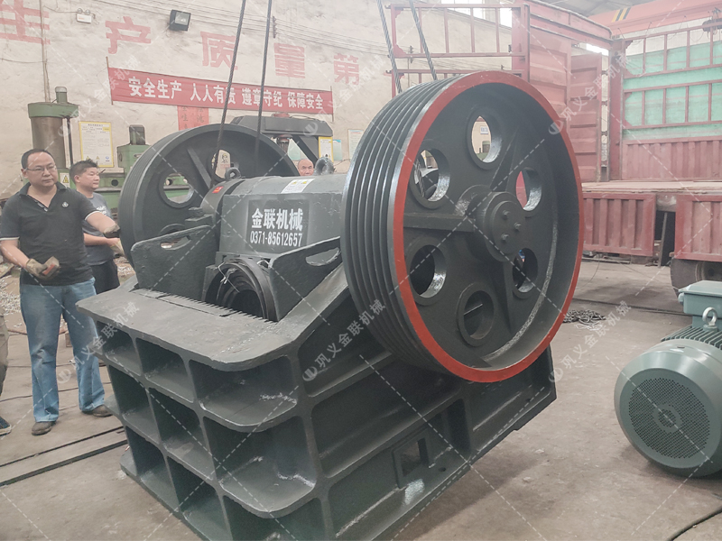 小型對輥機和顎破機發(fā)貨圖片_發(fā)往山東招遠_破碎青石 小型對輥機和顎破機發(fā)貨圖片_發(fā)往山東招遠_破碎青石