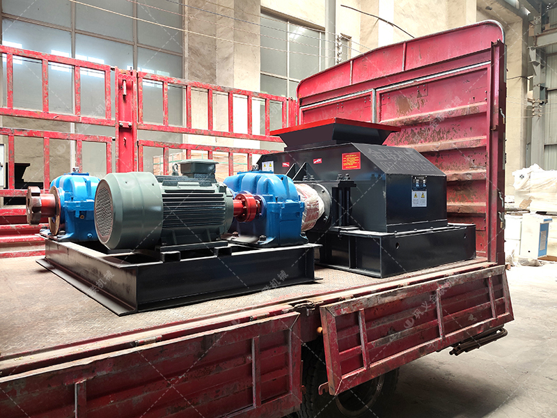 800x600型對輥破碎機(jī)發(fā)貨 破碎河卵石 800x600型對輥破碎機(jī)發(fā)貨 破碎河卵石