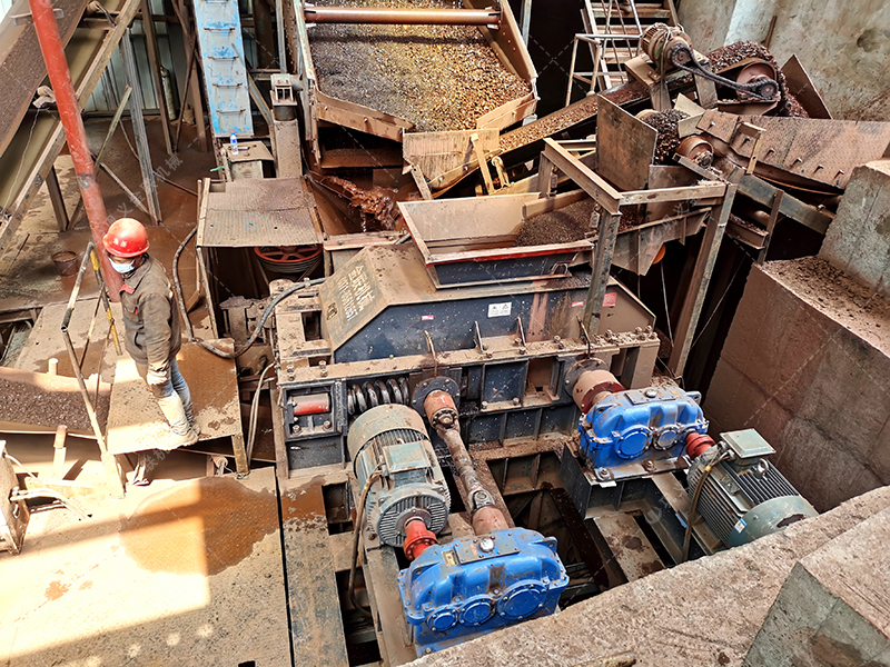 對(duì)輥制砂機(jī)從破碎到成品砂的生產(chǎn)過程是什么樣的？