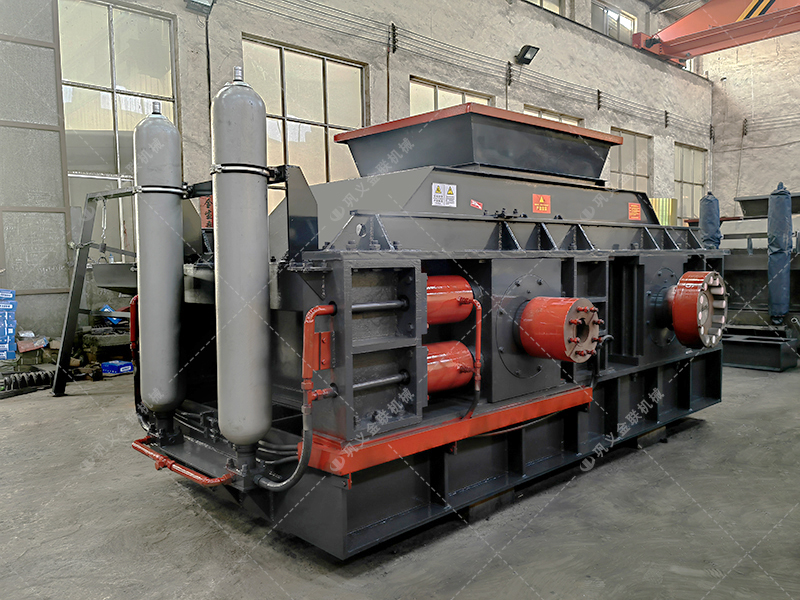 重型液壓對輥制砂機穩(wěn)定輸出，為大型工程保駕護航