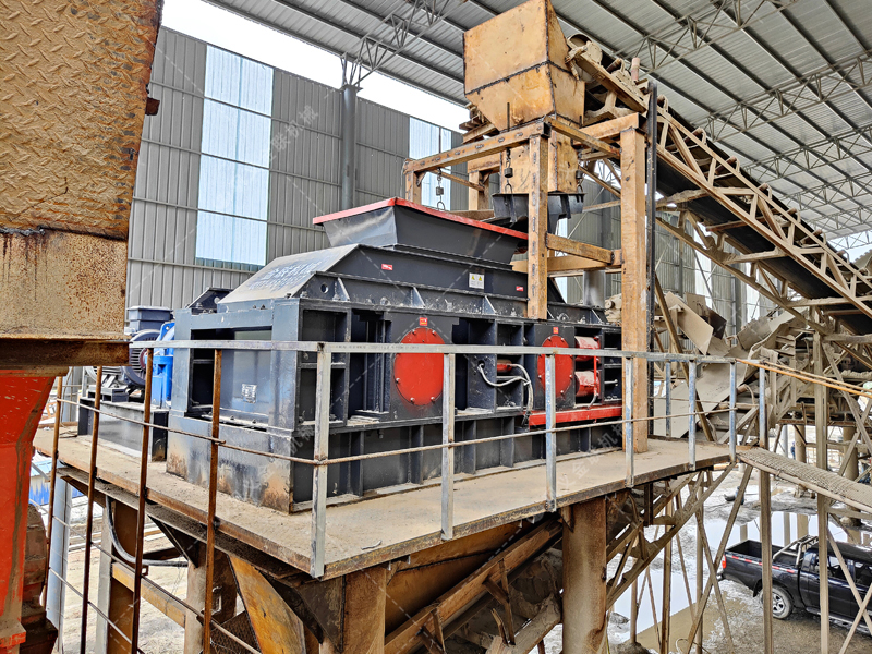 重型液壓對輥制砂機穩(wěn)定輸出，為大型工程保駕護航