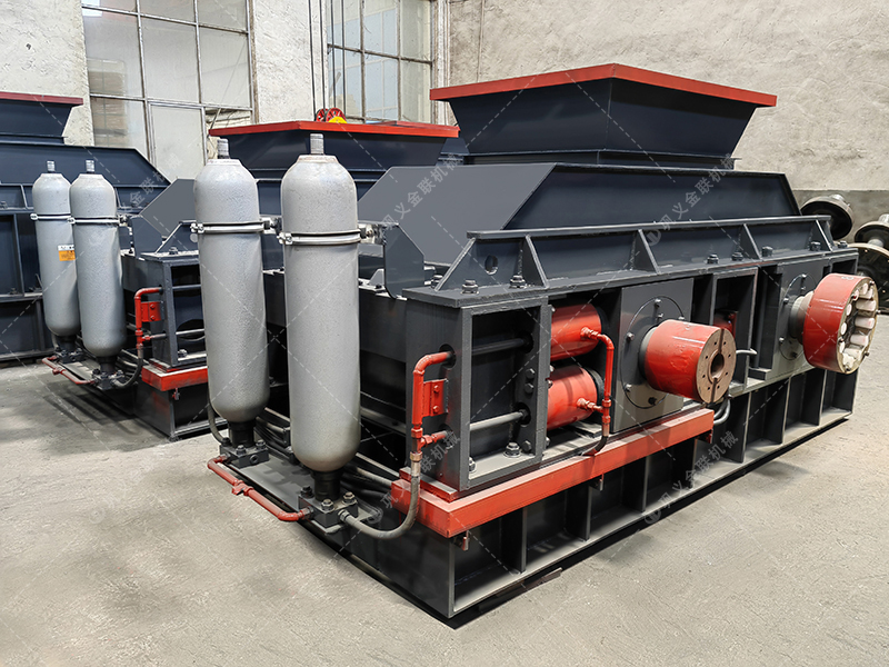 砂石廠實(shí)地探訪：一臺(tái)1210液壓對(duì)輥破碎機(jī)如何“通吃”河卵石和尾礦?